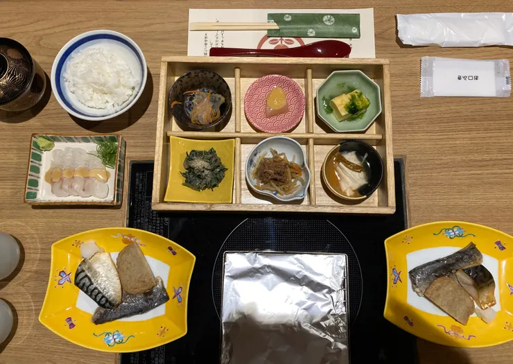 桌上的小品料理與烤魚