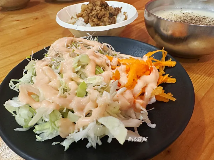 生菜種類雖然不多但蠻新鮮，沒有菜腥味