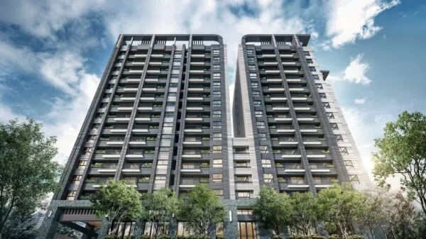「佳泰琢閱」建築外觀以俐落線條與層次立面設計，展現現代美學風格，並榮獲國際設計大獎肯定，成為台中海線具代表性的質感住宅建案。圖/佳泰琢閱提供