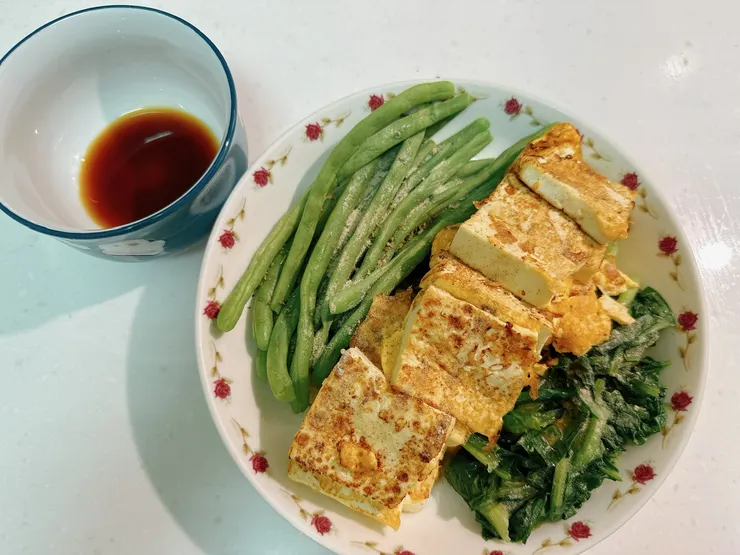 燙四季豆+燙A菜+蛋煎板豆腐+壽喜燒醬油+撒胡椒