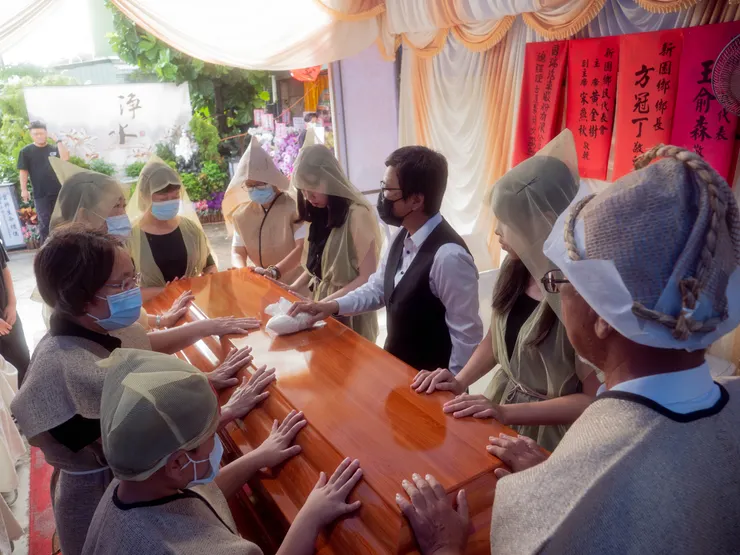 拍攝告別式接板儀式