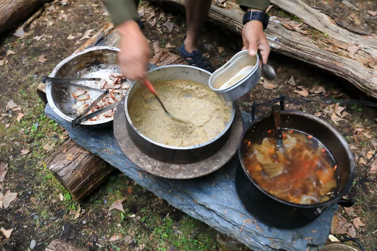 臘肉、小米、羊肉湯，是部落老家最純樸的晚餐。