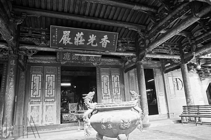 圖11 彰化鹿港龍山寺將1961年副總統陳誠所贈送的匾額懸掛在大殿外 檔號：A325000000E/0052/0077/1