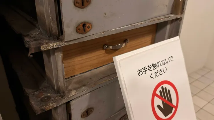 每個保險箱要兩把鑰匙才能開，分別由銀行和客戶保管。