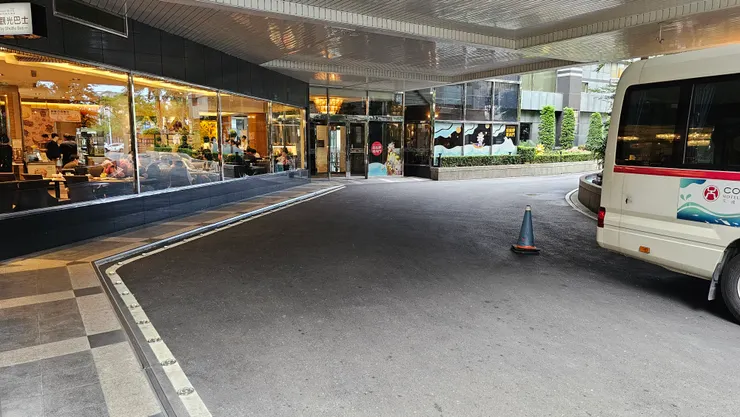 落地窗那間餐廳就是我享用早餐的饗聚廚房!