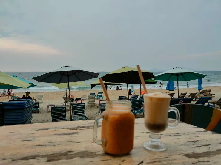 海邊就是要喝飲料發呆，但味道一言難盡