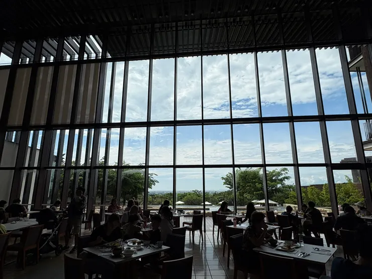 礁溪老爺酒店最有名的大片落地窗，真的很美!