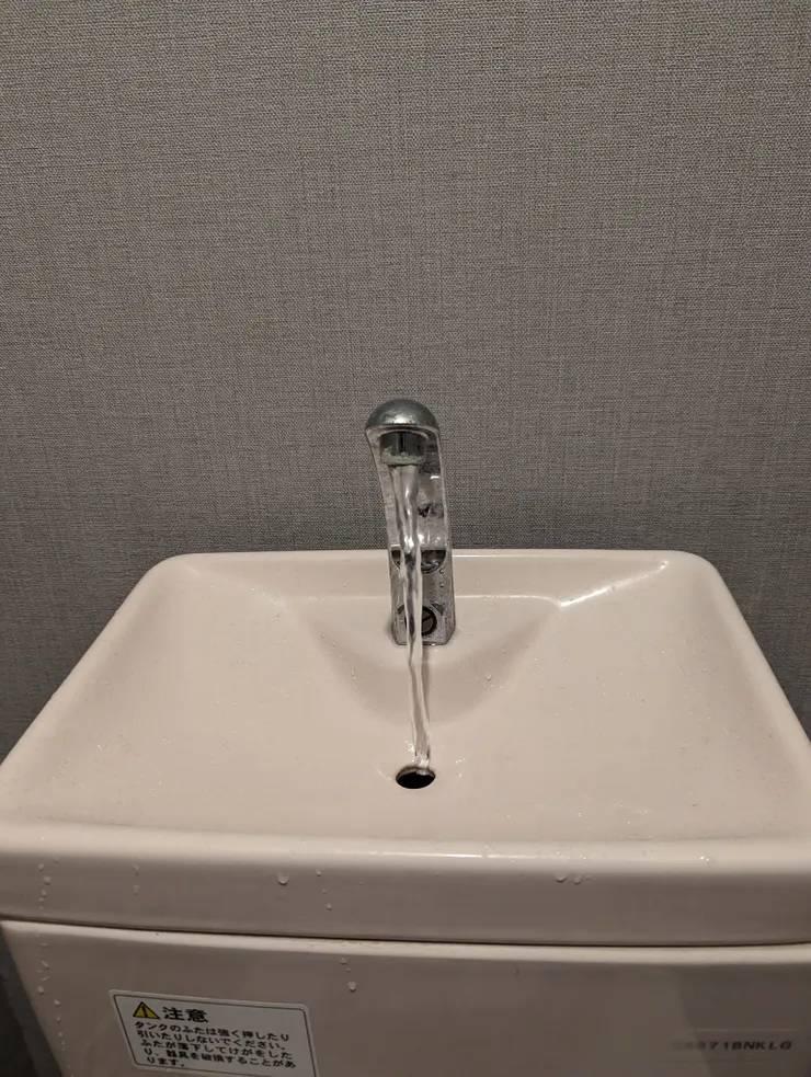 馬桶上的洗手臺