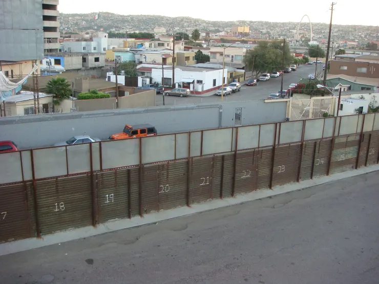 聖地牙哥與圍牆另一側的墨西哥