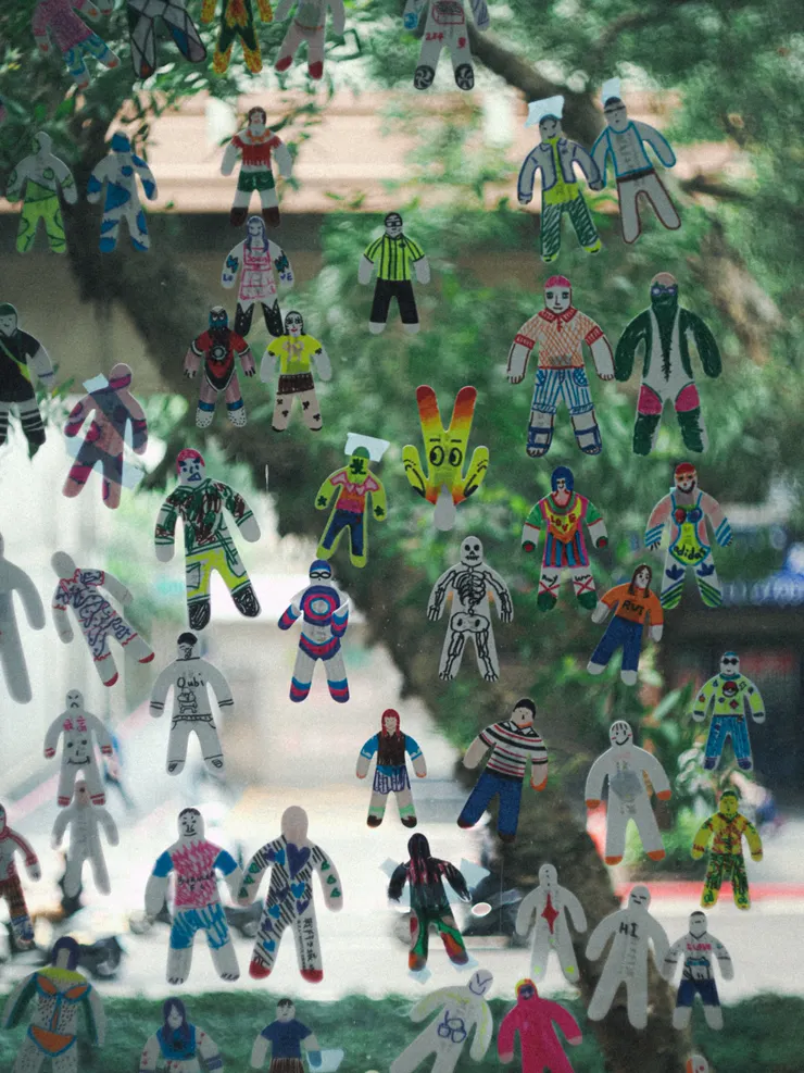 每位參觀者都揮灑自己的創意，張貼在這整片窗戶上，百花齊放的感覺