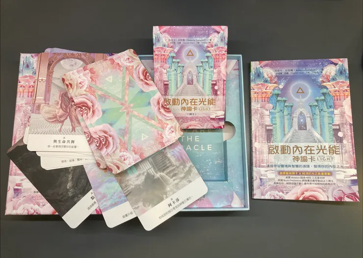 神諭卡44張盒裝，附手冊。