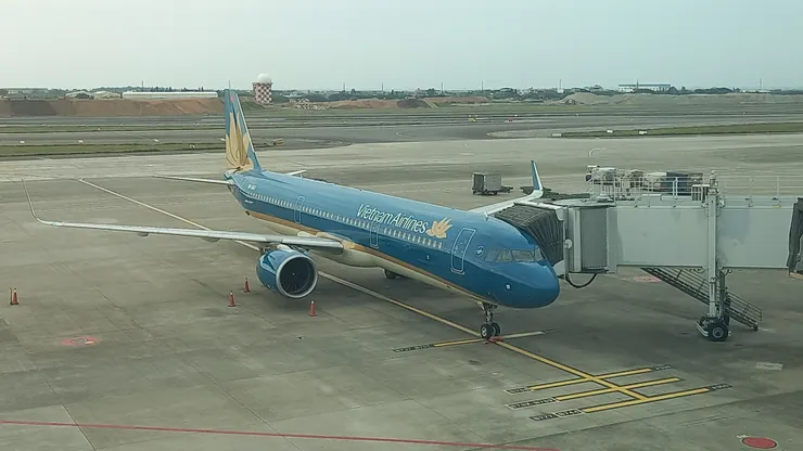 這是越航飛機停在桃機二航D區登機門的破天荒畫面!以後也看不到了!