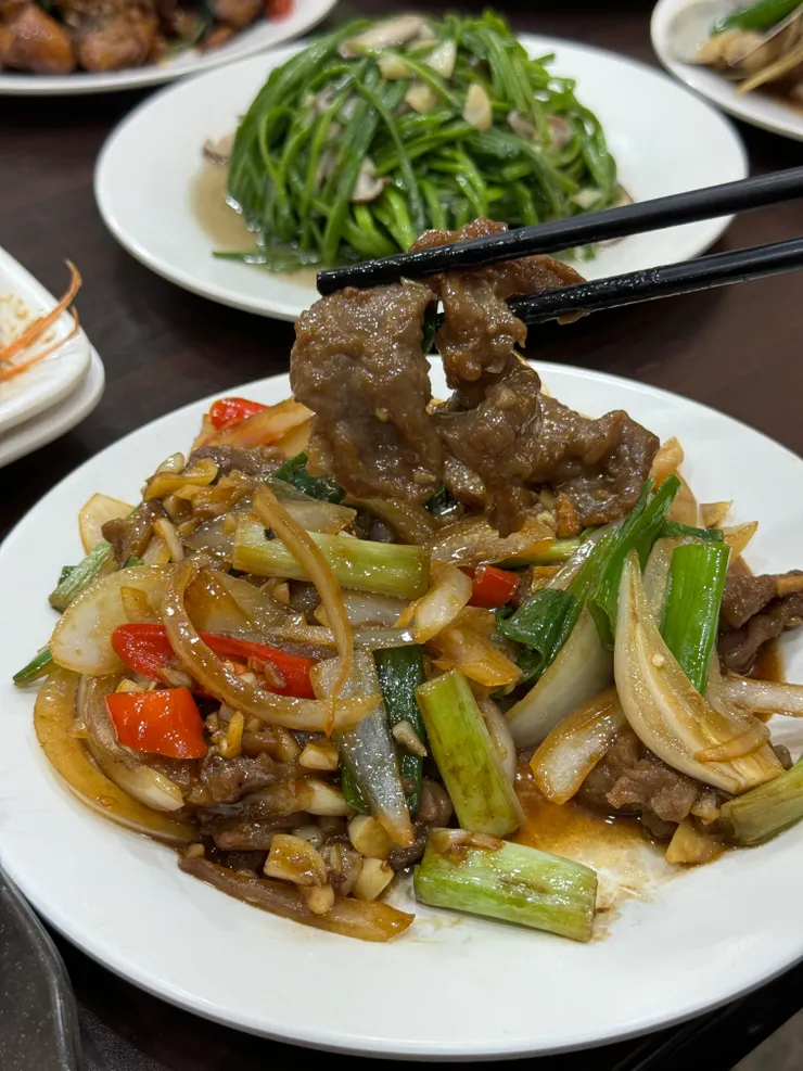 🔸蔥爆牛肉 ᴺᵀ 𝟐𝟖𝟎