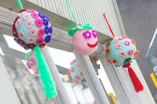 在玻璃櫥窗裡的毛線球