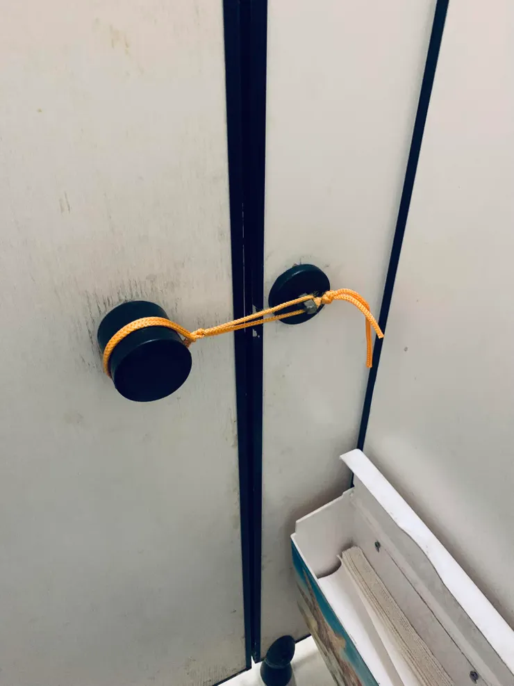 這是一家合菜餐廳的廁所，沒有鎖，只有繩子固定著門，一旦有人從外面一拉就....