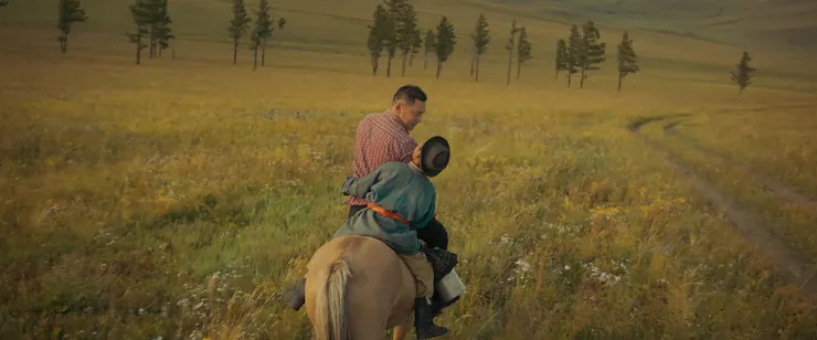 圖佳與屯圖雷一同在馬上欣賞草原風光。或許,此情此景將不只是回憶,而是二人往後的日常也說不定呢。