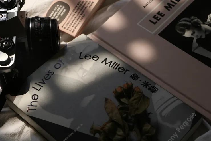 臉譜出版《黎．米勒：時尚模特、超現實攝影師、戰地記者與冠軍名廚，二十世紀傳奇女性黎．米勒的多重人生》書影/拍攝：蝦那