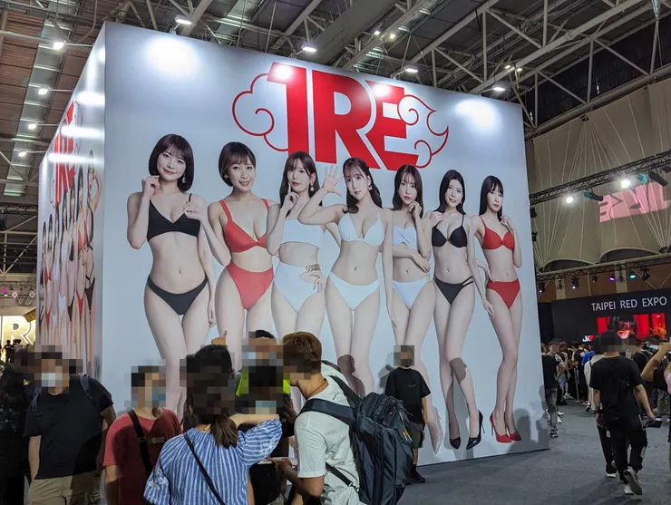 一進門，看起來很氣派，實則站空間、擋人流的立方體看板