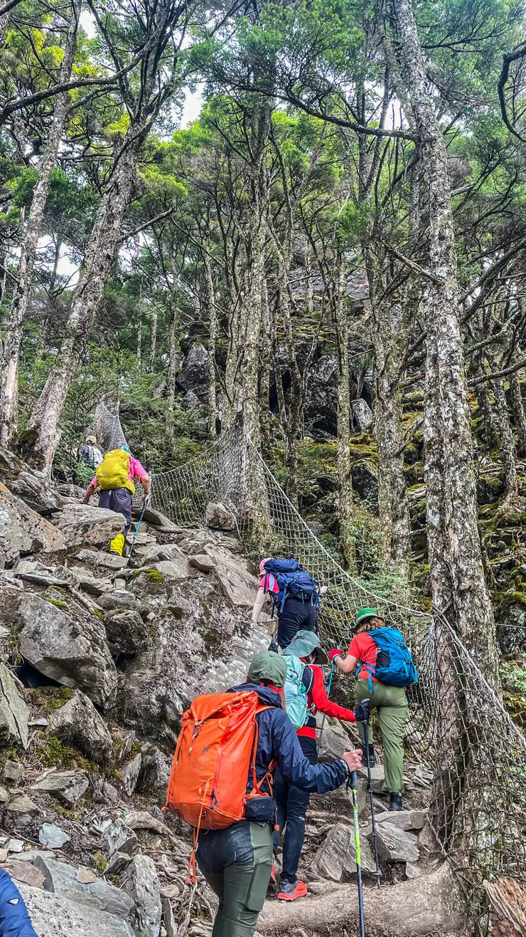 遇到一組登山隊伍。