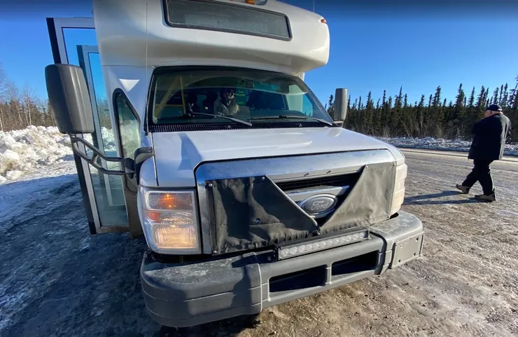 這層黑色防寒罩能讓引擎少吸一點冰風。在雪地裡，它是車車的圍巾，也是它的盔甲。