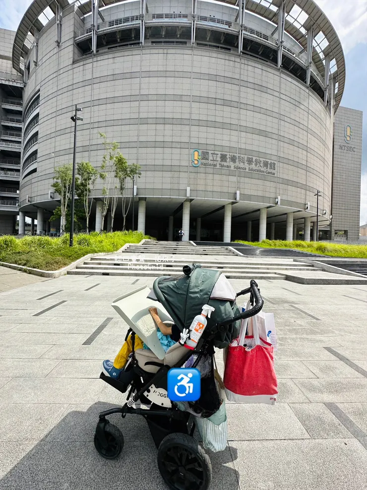 這是科教館大門，右手處有無障礙坡道，其他常態展的購票處也在這裡。