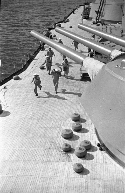 1930年代末，水兵在塞瓦斯托波爾號上進行演習