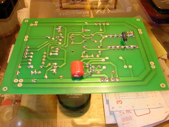 PCB 背面，其中 0.047uF 電容與一顆 1.5 歐姆電阻焊在此面