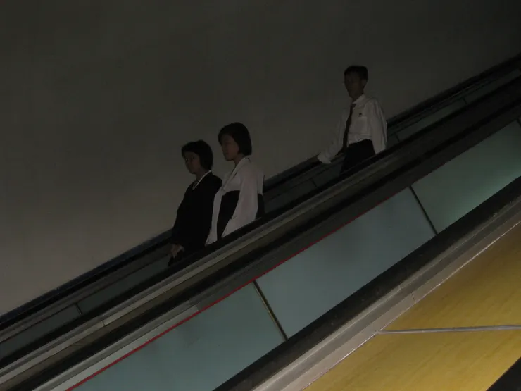 回到地面，身著便服的朝鮮民眾。