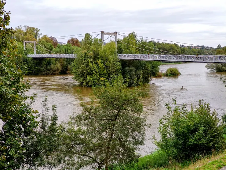 【到鄰近的羅亞爾河岸遛躂一陣】