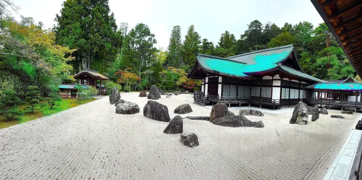 金剛峰寺蟠龍庭,為日本最大的枯山水,右側建築為奧殿(自行拍攝)