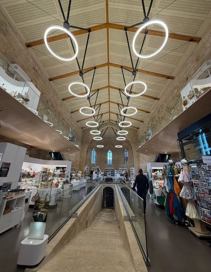 修道院已變成美麗的商店和餐廳