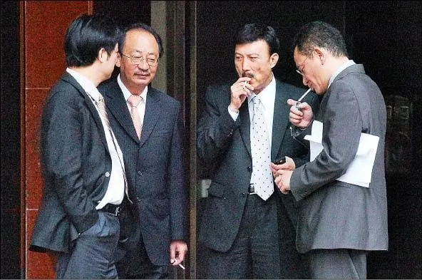 正在抽菸討論事情的民進黨立委們（2009資料照片）