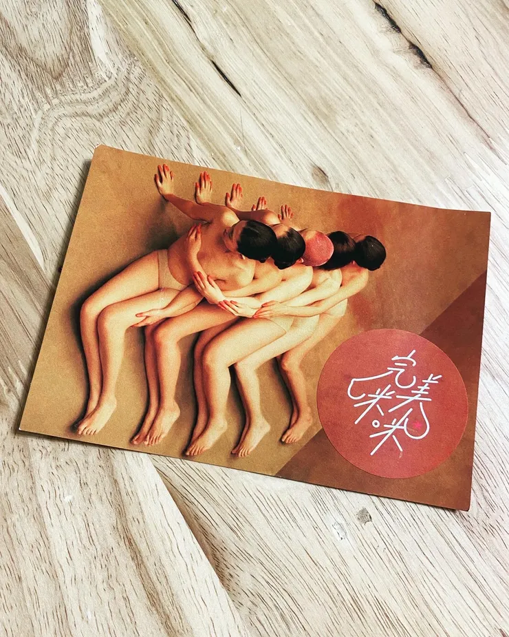 舞台劇【完美咪咪】宣傳明信片。除了巡迴展演外，也受邀到多家醫院乳癌病房演出。