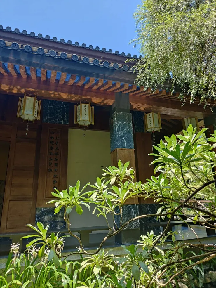 除了靜謐的空間，還有一整片讓人安心的綠意相伴