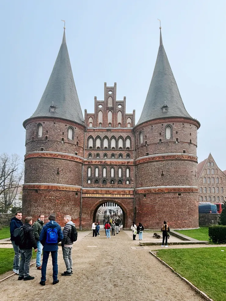 拱門上方是拉丁文 “Concordia domi foris pax” 意思是「家中和睦，門外和平」