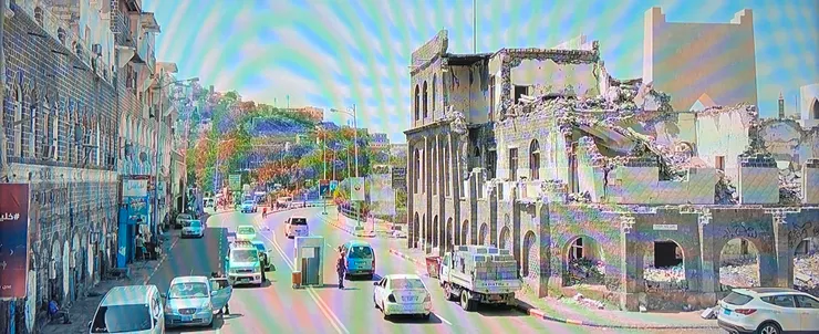 ▲ 影片中可見被戰火波及的建築，日夜檢查來往車輛的崗哨