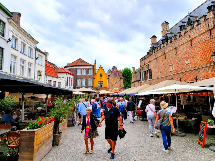 【連三家網紅餐飲店都没開可奈何?儲存在Google Map裡評價高的三間餐飲店都没開門,旺季結束渡假去了!在城堡廣場朝人多處走,來到製革者廣,找店家吃中飯。】