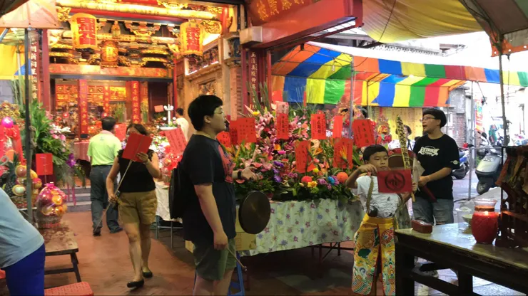 這是今年農曆六月十六玉渠宮田都元帥聖誕的犒將儀式，由左至右分別是施宛吟、小法蔣博宇與施佳君。