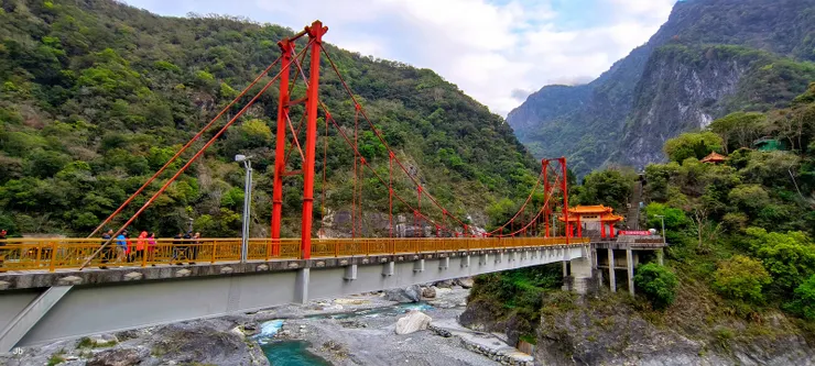 【3/21入住郵館後，晚餐前到附近逛逛，祥德寺大門雖已關，我們還是過普渡橋去山門前觀景台瞧瞧。】