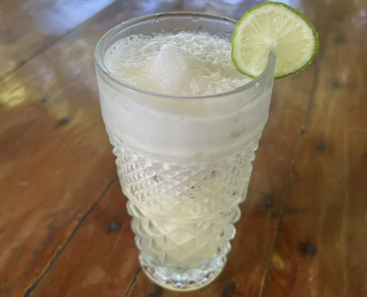 「牧蜂休閒農場」使用自產蜂蜜及有機香水檸檬製成的冰沙