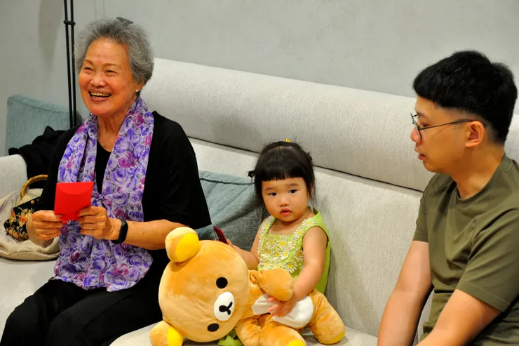 【圍爐後快發壓歲錢阿祖方覺圓滿】