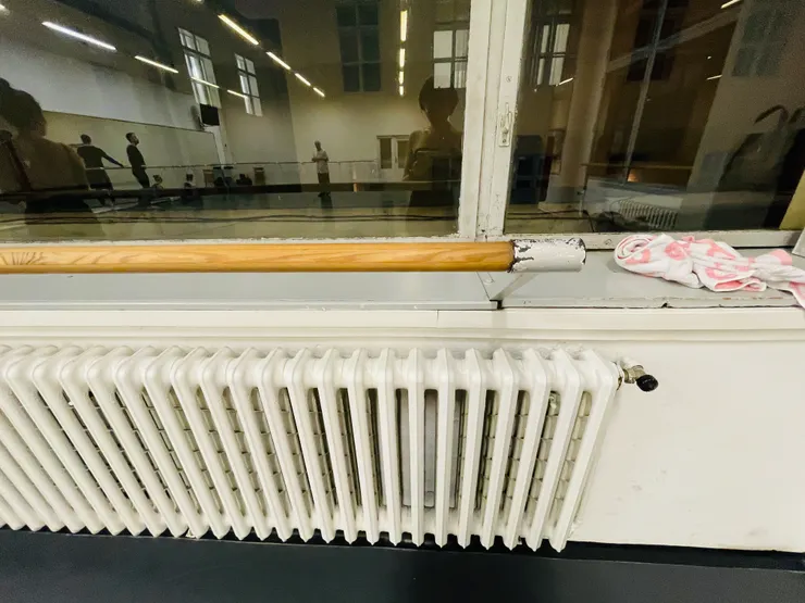 我的把桿位，以及教室裡的暖器（十分給力）