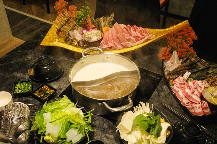 食材豐盛新鮮至極的海陸鍋。（攝影／卓芳妤）