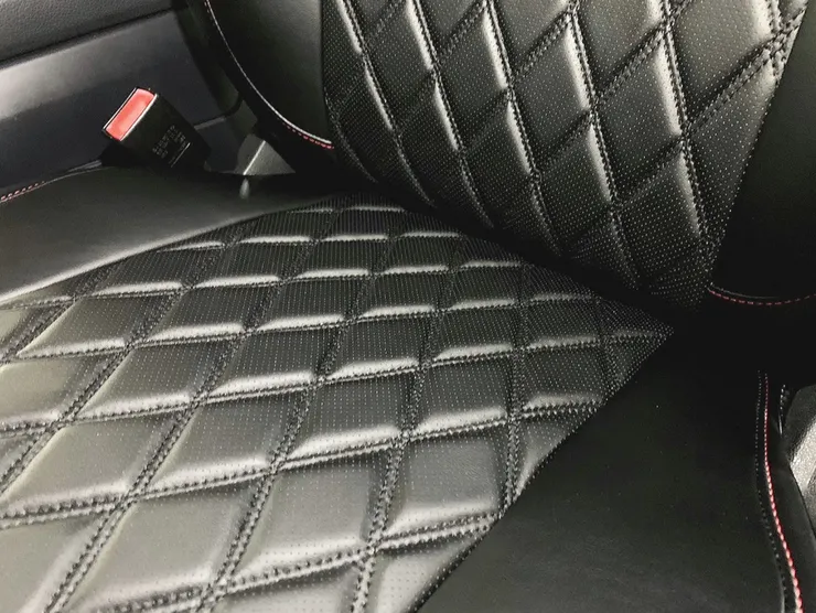 椅套中塊設計選用「雙縫線菱格紋」增加立體度，還可選擇要不要加打透氣孔。