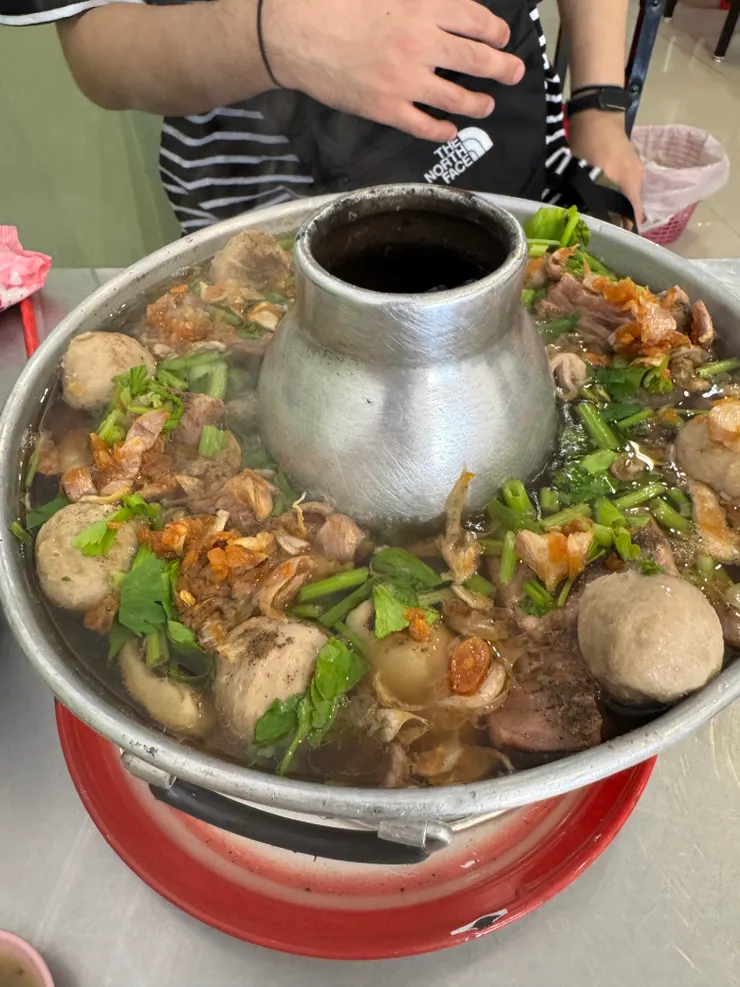 火鍋裡面滿滿的都是料唷。