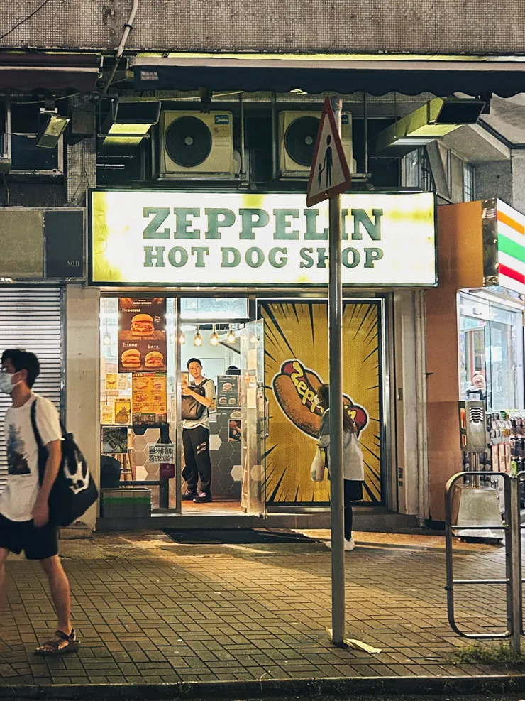 令人联想到齐柏林飞艇，很符合当晚的摇滚基调