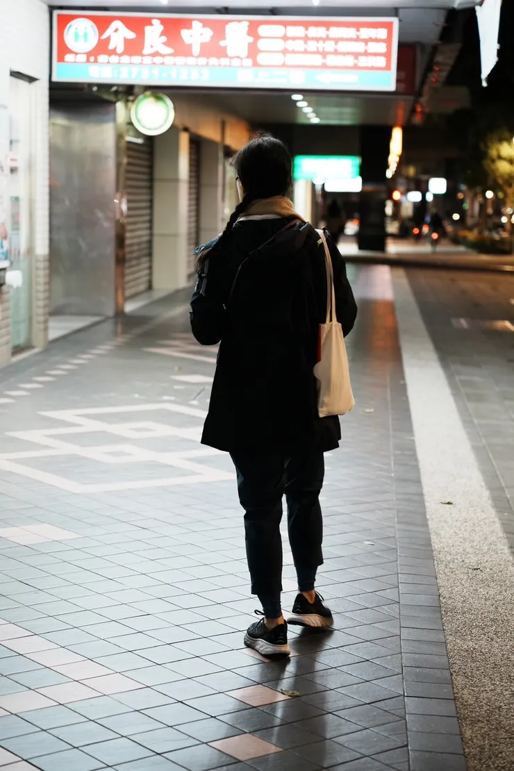 這位小姐姐在回家途中？