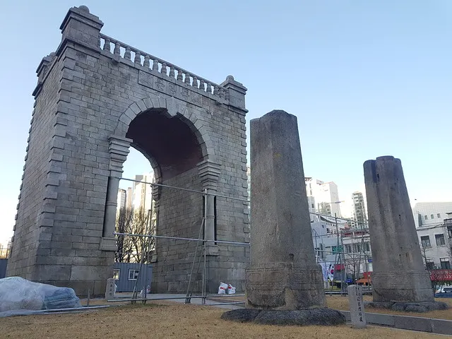 獨立門與迎恩門的門柱遺跡