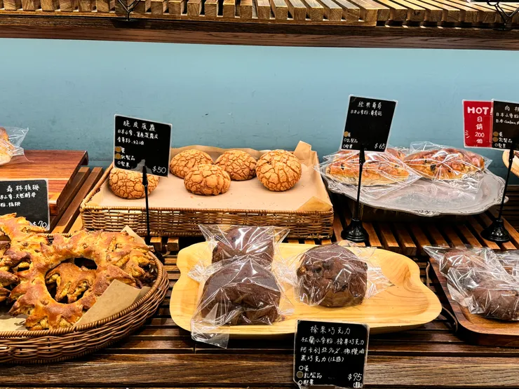 右上角拍到一角的肉桂捲是TOP3