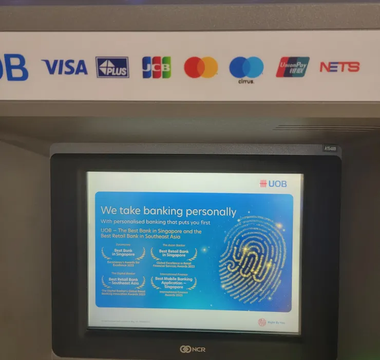 UOB ATM就有VISA,PLUS,CIRRUS符號